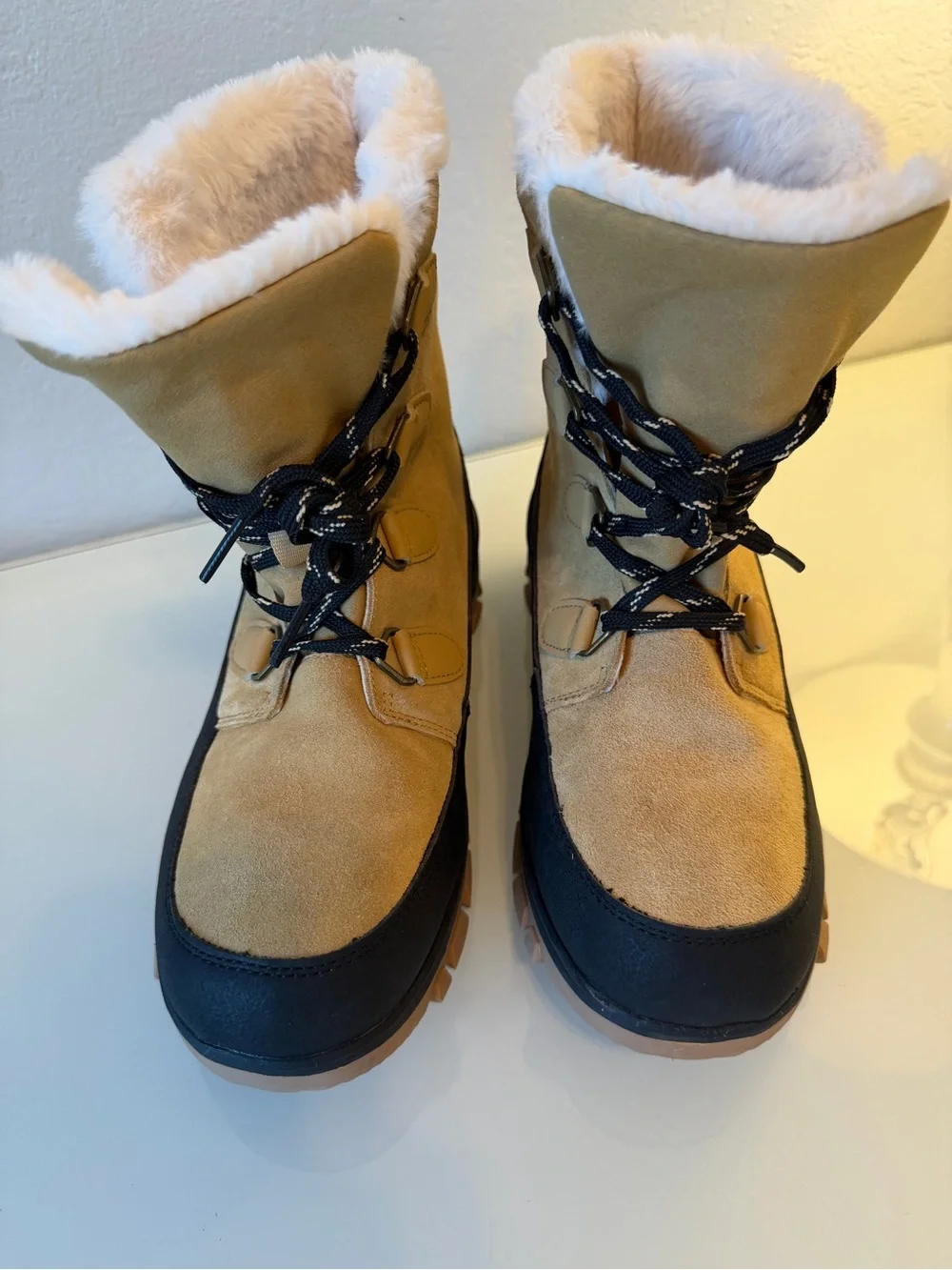Universal Thread Corie Faux Fur Waterproof Lace Up Winter Boots Women's Size 8